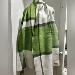 Hunter Heavyweight Green Plaid Scarf. NWT